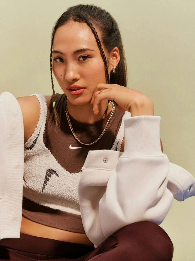 登《VOGUE》封面气场十足！球王会平台郑钦文过22岁生日(图40)