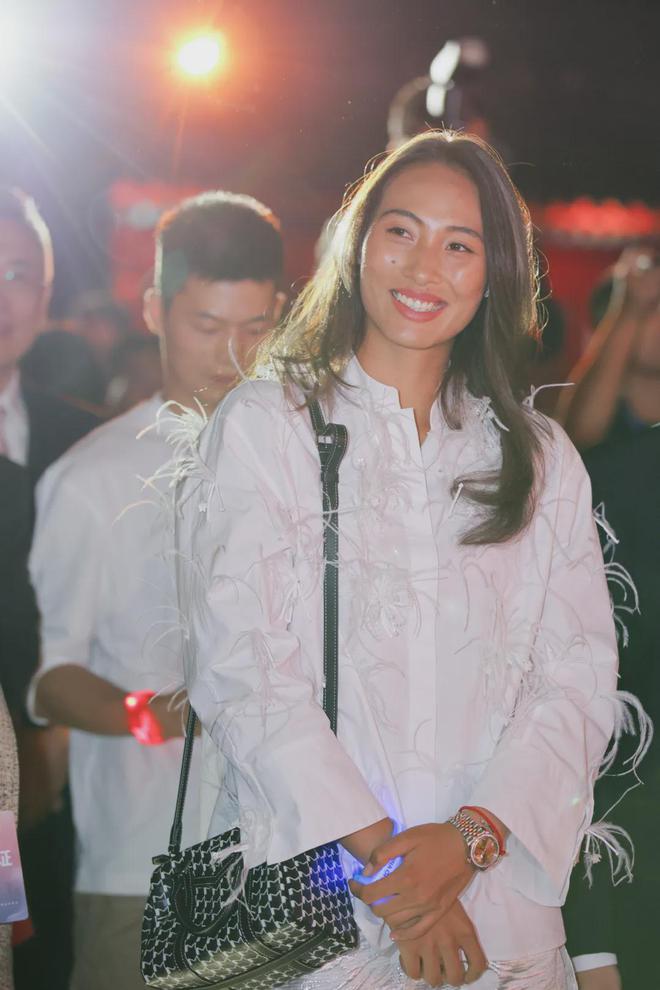 登《VOGUE》封面气场十足！球王会平台郑钦文过22岁生日(图34)