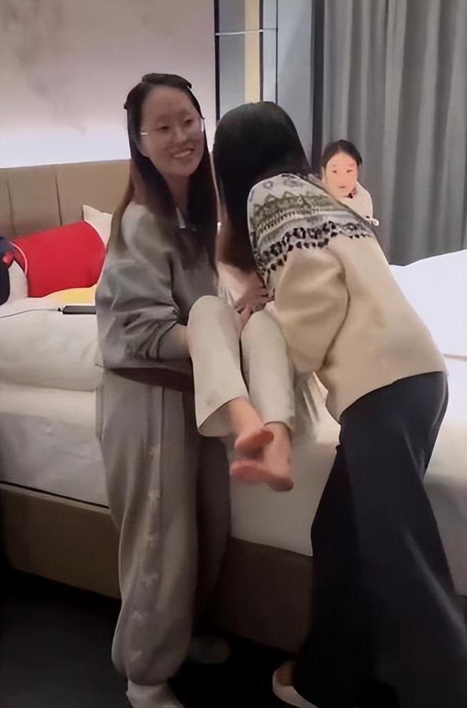 咽痛苦手部功能衰退后援会要求解约球王会体育网站赵露思复健曝光：吞(图3)